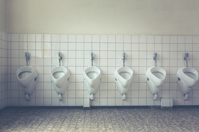 838 Aussies drop their smartphone in the loo every day